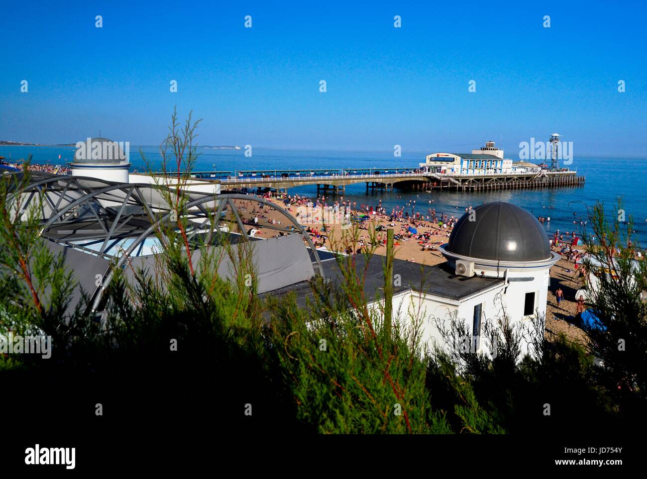 Bournemouth, Royaume-Uni. 18 Juin, 2017. Des centaines de touristes et habitants locaux profitez de la météo à beau plage de sable de Bournemouth, Royaume-Uni Crédit : Ajit Wick/Alamy Live News Banque D'Images