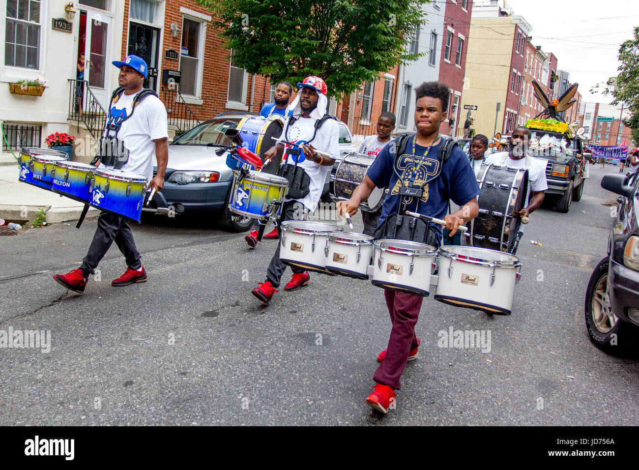 Philadelphie, USA. 18 Juin, 2017. Participer à des manifestants 'Juneteenth Parade : solidarité non Isolement' mars à Philadelphie, Dimanche 18 Juin, 2017. La coalition des organisateurs espèrent attirer l'attention sur les questions relatives à la prison aux États-Unis, y compris l'isolement et l'incarcération de masse. Banque D'Images