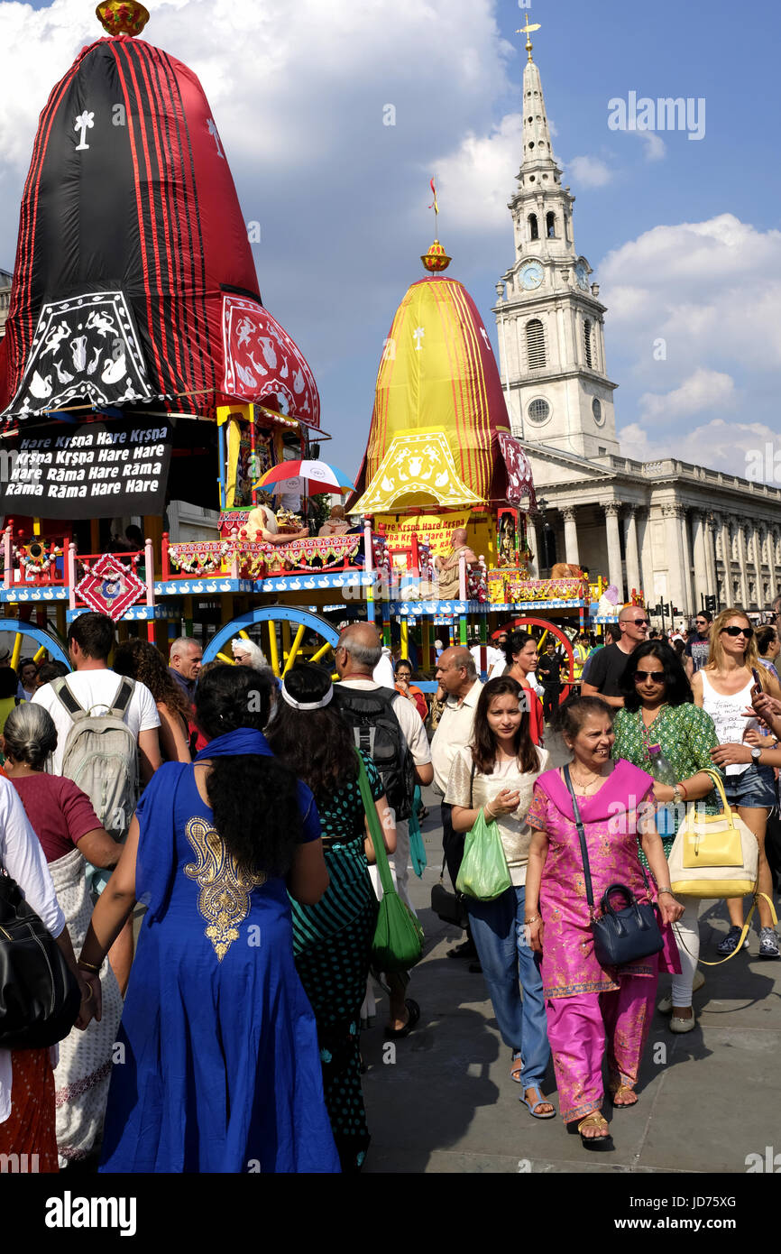 Londres, Royaume-Uni. 18 Juin, 2017. Rath les charrettes et les célébrants à Trafalgar Square lors de la London Crédit : Rathayatra Maji Murrell/Alamy Live News Banque D'Images