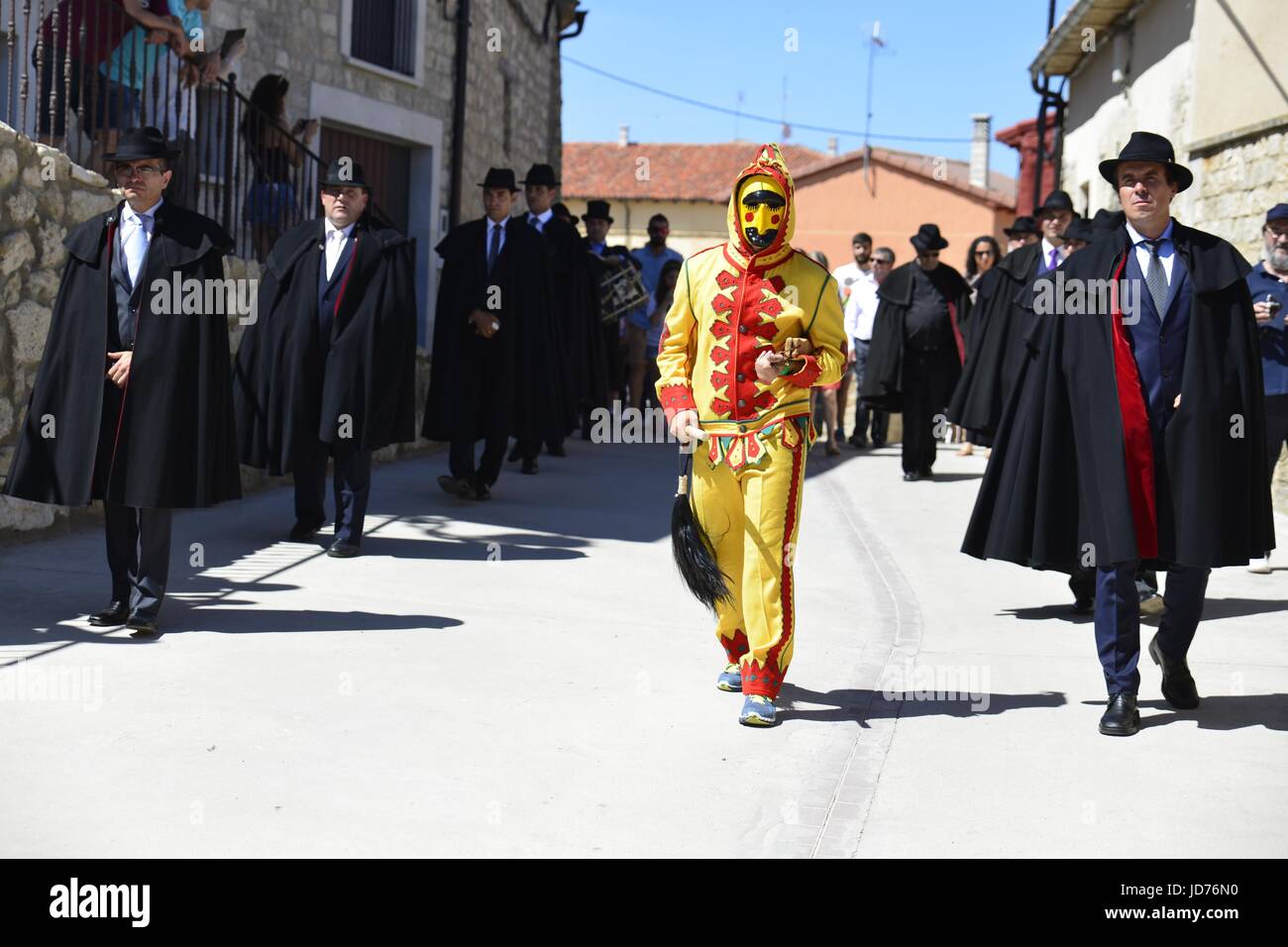 Castrillo de Murcia, Burgos, Espagne. 18 Juin, 2017. La Colacho et la fraternité de Santisimo Sacramento de Minerva. Maison de vacances traditionnelle espagnole originaire retour à 1620. Elle a lieu une fois par année pour célébrer la fête de Corpus Christi catholique dans la petite ville de Castrillo de Murcia. Les bébés nés au cours des douze derniers mois sont déposés sur des matelas au sol suivi d'hommes habillés en démons saute sur eux .Photo : M.Ramirez/Alamy Live News Banque D'Images