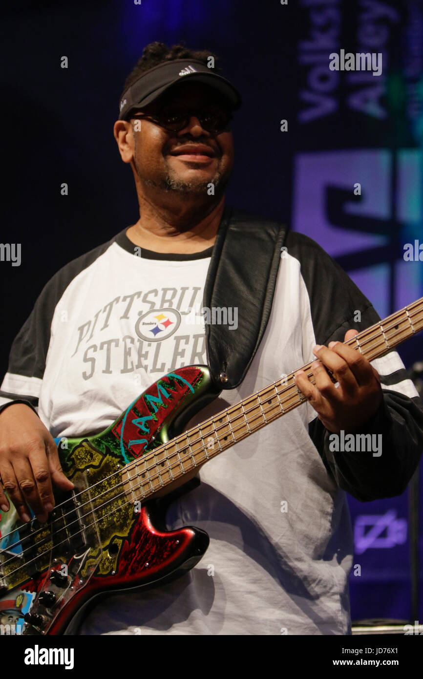 Worms, Allemagne. 18 Juin, 2017. Dwayne Dolphin de Fred Wesley et le nouveau JB's joue la guitare basse live sur la scène du Festival de Jazz 2017 et la joie dans les Worms en Allemagne. Crédit : Michael Debets/Alamy Live News Banque D'Images