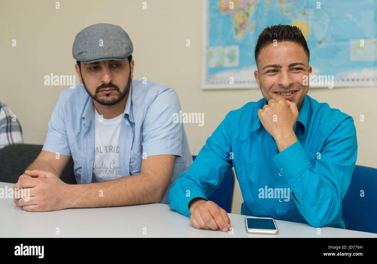 Hanovre, Allemagne. 15 Juin, 2017. Ronio Ibrahim (L )et Moussa Al Mousa de Syrie s'asseoir à un centre d'éducation à Hanovre, Allemagne, 15 juin 2017. Ils participent dans le cadre de congés pour "avenir" qui est offert par le Centre pour l'emploi et doit aider à identifier les compétences et les habiletés des participants. Photo : Silas Stein/dpa/Alamy Live News Banque D'Images