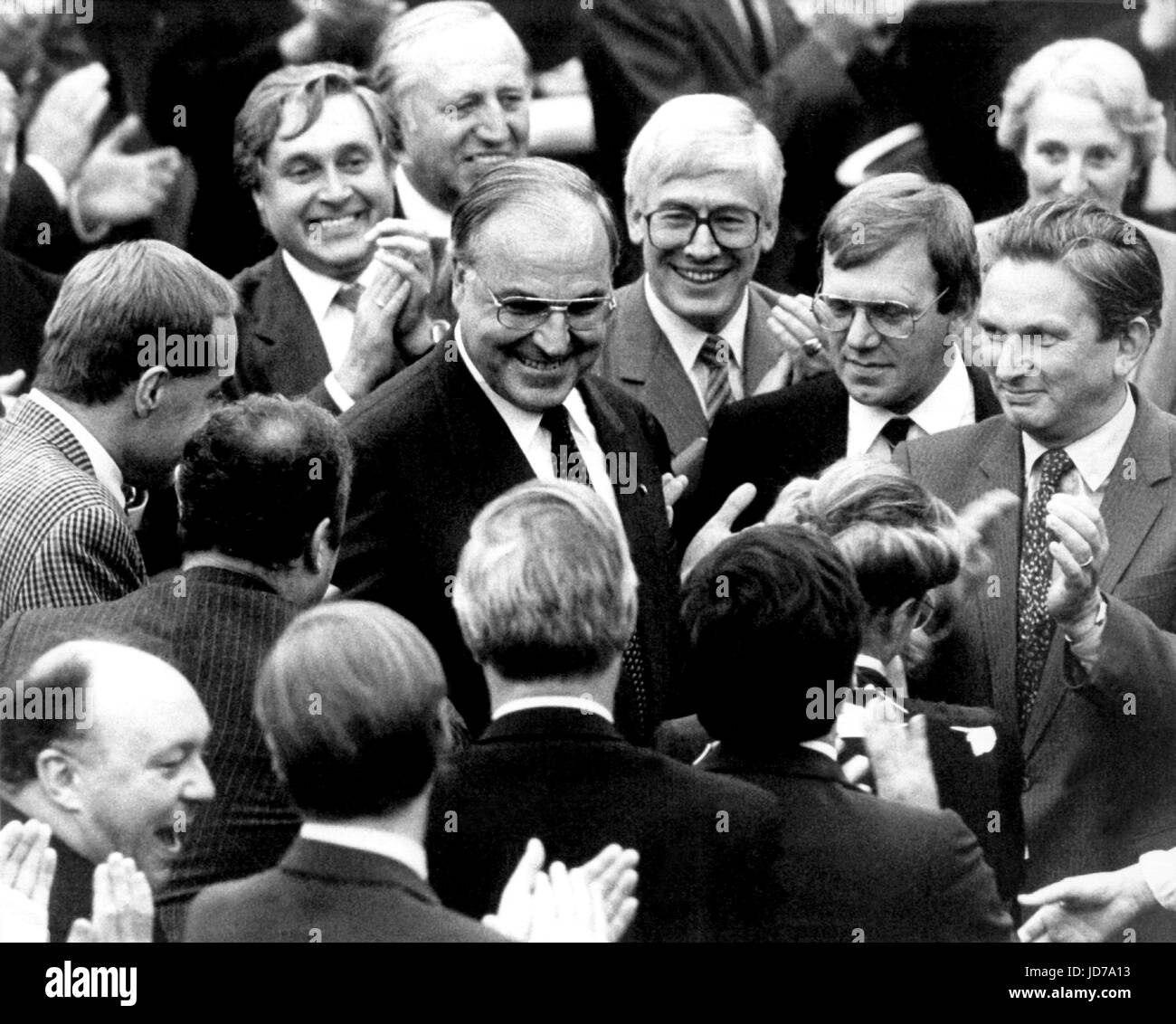 ARCHIVE - Helmut Kohl, président de la CDU, reçoit les félicitations de ses amis politiques avant les résultats du scrutin sont rendus publics pour le chancelier élections à Bonn, Allemagne, 1 octobre 1982. Kohl est décédé à l'âge de 87 dans Eggershaim le 16 juin 2017. Il a été chancelier pendant 16 ans et chef du parti CDU depuis un quart de siècle. Photo : afp/dpa Banque D'Images