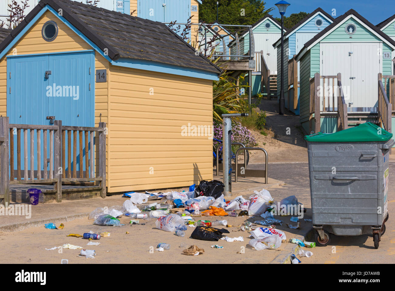 Bournemouth, Dorset, UK. 19 Juin, 2017. Météo France : un autre jour ensoleillé chaud à plages de Bournemouth. De jolies plages, mais un travail à temps plein pour les travailleurs du conseil d'essayer de le garder propre et bien rangé, comme visiteurs à laisser leurs déchets, plutôt que de le mettre dans des bacs ou de le mettre à l'écart avec eux. Credit : Carolyn Jenkins/Alamy Live News Banque D'Images