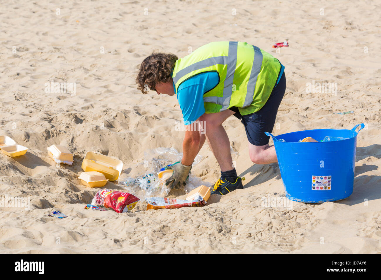 Bournemouth, Dorset, UK. 19 Juin, 2017. Météo France : un autre jour ensoleillé chaud à plages de Bournemouth. De jolies plages, mais un travail à temps plein pour les travailleurs du conseil d'essayer de le garder propre et bien rangé, comme visiteurs à laisser leurs déchets, plutôt que de le mettre dans des bacs ou de le mettre à l'écart avec eux. Credit : Carolyn Jenkins/Alamy Live News Banque D'Images