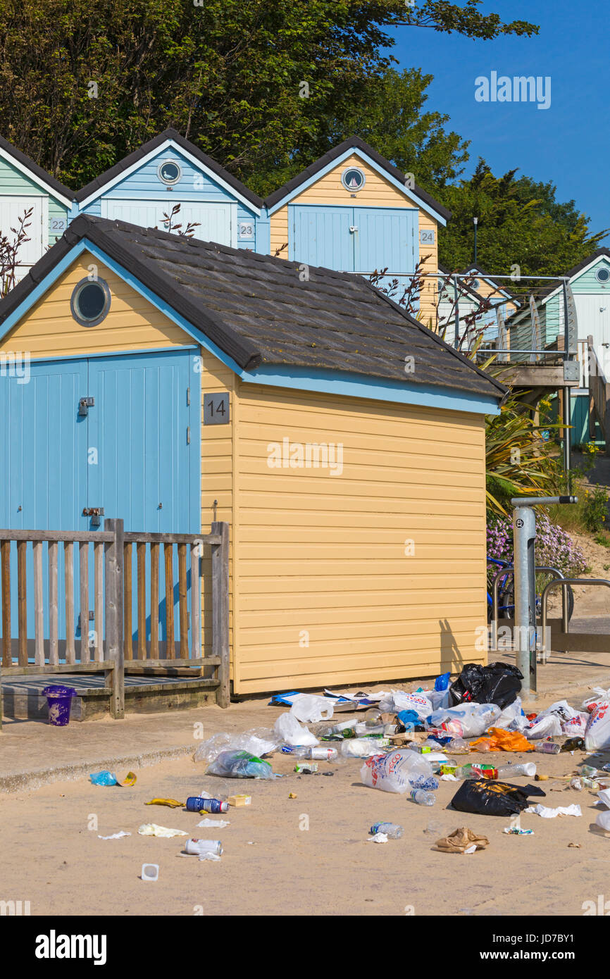 Bournemouth, Dorset, UK. 19 Juin, 2017. Météo France : un autre jour ensoleillé chaud à plages de Bournemouth. De jolies plages, mais un travail à temps plein pour les travailleurs du conseil d'essayer de le garder propre et bien rangé, comme visiteurs à laisser leurs déchets, plutôt que de le mettre dans des bacs ou de le mettre à l'écart avec eux. Credit : Carolyn Jenkins/Alamy Live News Banque D'Images