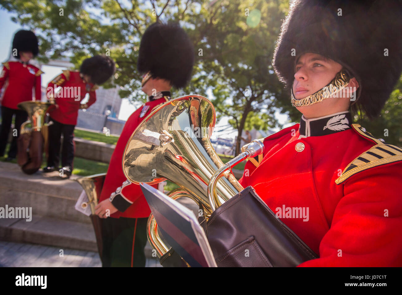 Londres, Royaume-Uni. 19 Juin, 2017. Le maire de Londres, Sadiq Khan, sera accompagné par des membres de l'Assemblée de Londres, la Royal Navy, Army et de la Royal Air Force pour une cérémonie de lever du drapeau pour montrer mon soutien pour les hommes et les femmes qui composent la communauté des Forces armées, de troupes en service actif au service des familles, des anciens combattants et cadets.‎ accompagné par la musique de l'Orchestre de la Scots Guards, le drapeau des Forces armées britanniques à l'extérieur de l'Hôtel de ville seront soulevées les cadets à commémorer les sacrifices consentis par ceux qui servent le pays, à l'approche de la Journée nationale des Forces armées samedi prochain Crédit : Guy Bell/Alamy Liv Banque D'Images