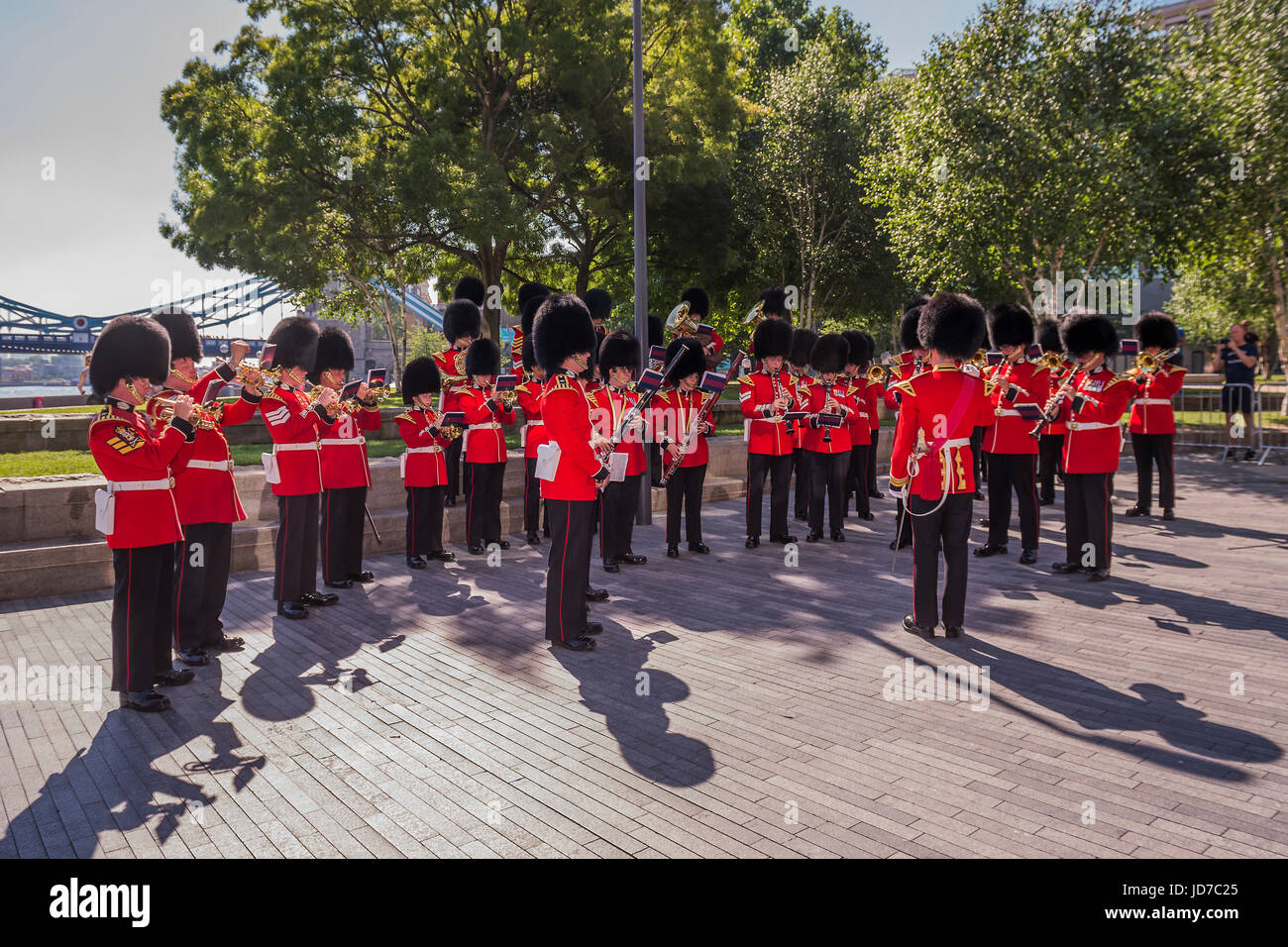 Londres, Royaume-Uni. 19 Juin, 2017. Le maire de Londres, Sadiq Khan, sera accompagné par des membres de l'Assemblée de Londres, la Royal Navy, Army et de la Royal Air Force pour une cérémonie de lever du drapeau pour montrer mon soutien pour les hommes et les femmes qui composent la communauté des Forces armées, de troupes en service actif au service des familles, des anciens combattants et cadets.‎ accompagné par la musique de l'Orchestre de la Scots Guards, le drapeau des Forces armées britanniques à l'extérieur de l'Hôtel de ville seront soulevées les cadets à commémorer les sacrifices consentis par ceux qui servent le pays, à l'approche de la Journée nationale des Forces armées samedi prochain Crédit : Guy Bell/Alamy Liv Banque D'Images