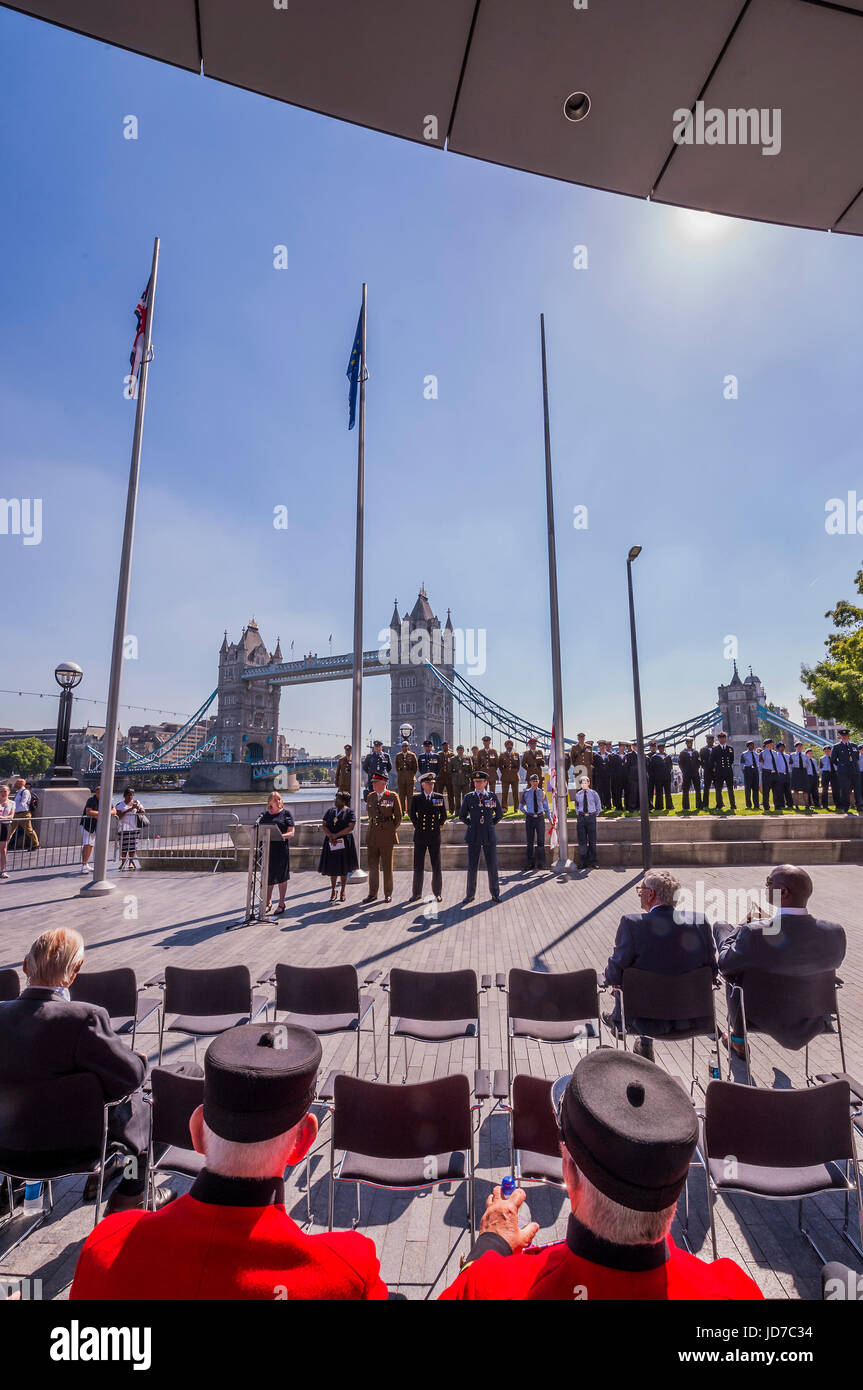 Londres, Royaume-Uni. 19 Juin, 2017. Chelsea retraités assistent - Au nom du maire Sadiq Khan (qui a été appelé à une réunion de sécurité), l'adjoint au maire de Londres, Joanne Mcartney, a été rejoint par les membres de l'Assemblée de Londres, la Royal Navy, Army et de la Royal Air Force pour une cérémonie de lever du drapeau pour montrer mon soutien pour les hommes et les femmes qui composent les Forces armées de la communauté. Crédit : Guy Bell/Alamy Live News Banque D'Images