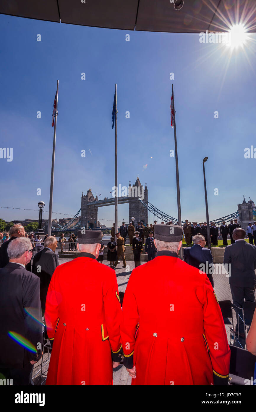 Londres, Royaume-Uni. 19 Juin, 2017. Chelsea retraités assistent - Au nom du maire Sadiq Khan (qui a été appelé à une réunion de sécurité), l'adjoint au maire de Londres, Joanne Mcartney, a été rejoint par les membres de l'Assemblée de Londres, la Royal Navy, Army et de la Royal Air Force pour une cérémonie de lever du drapeau pour montrer mon soutien pour les hommes et les femmes qui composent les Forces armées de la communauté. Crédit : Guy Bell/Alamy Live News Banque D'Images