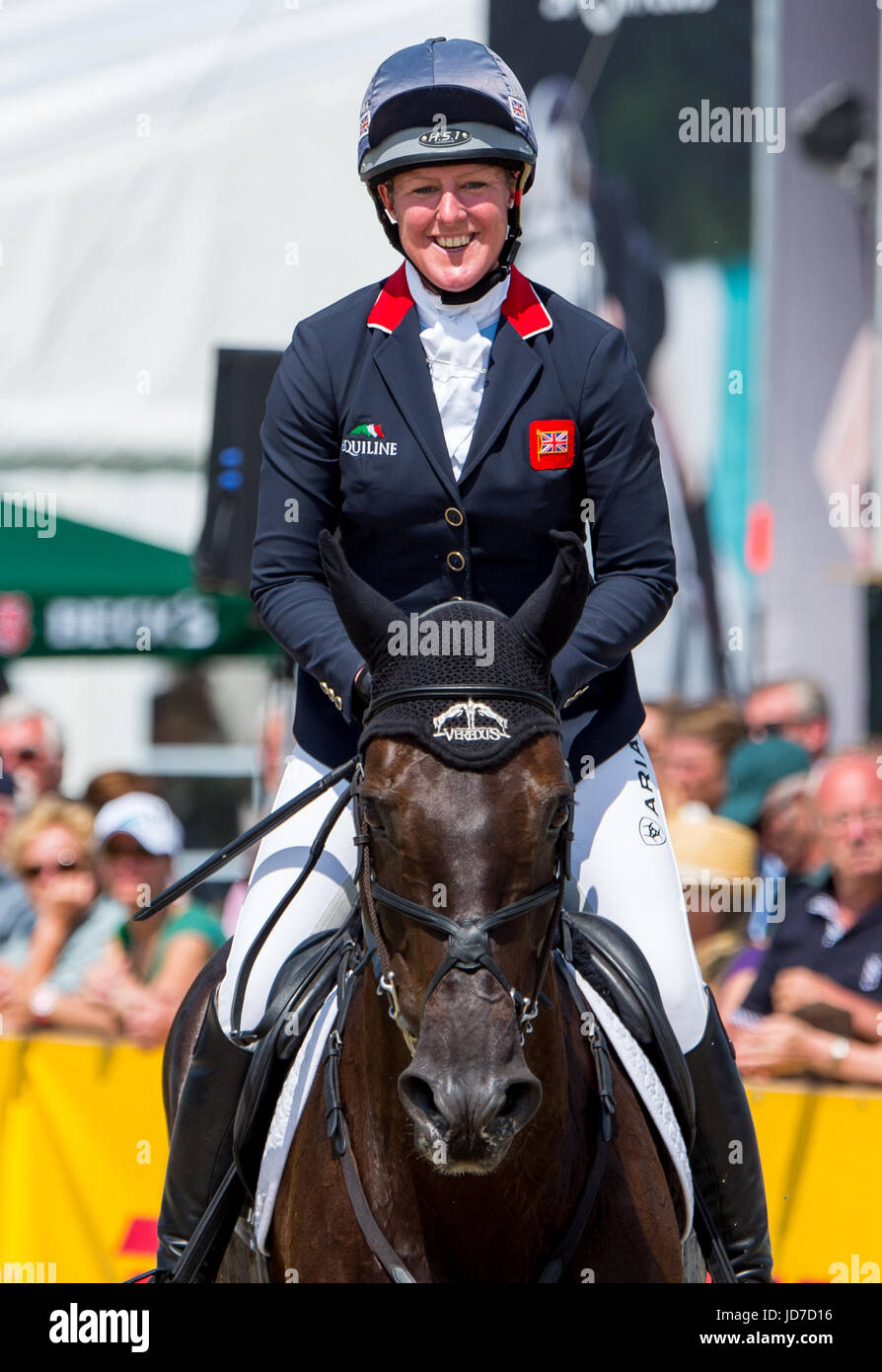 L'athlète équestre britannique Nicola Wilson à califourchon sur son cheval Bulana au concours complet international quatre étoiles à Luhmuehlen, Allemagne, 18 juin 2017. Photo : Philipp Schulze/dpa Banque D'Images