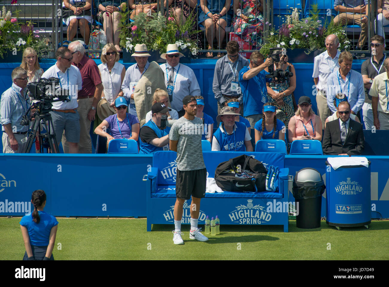 Le Queen's Club, London, UK. 19 Juin, 2017. Aegon Championships 2017 Jour 1 commence en chaleur à l'ouest club de Londres. Une minute de silence est observée à la fois pour le feu et la Tour de Grenfell l'attaque d'une mosquée de Finsbury Park. Credit : Malcolm Park/Alamy Live News Banque D'Images