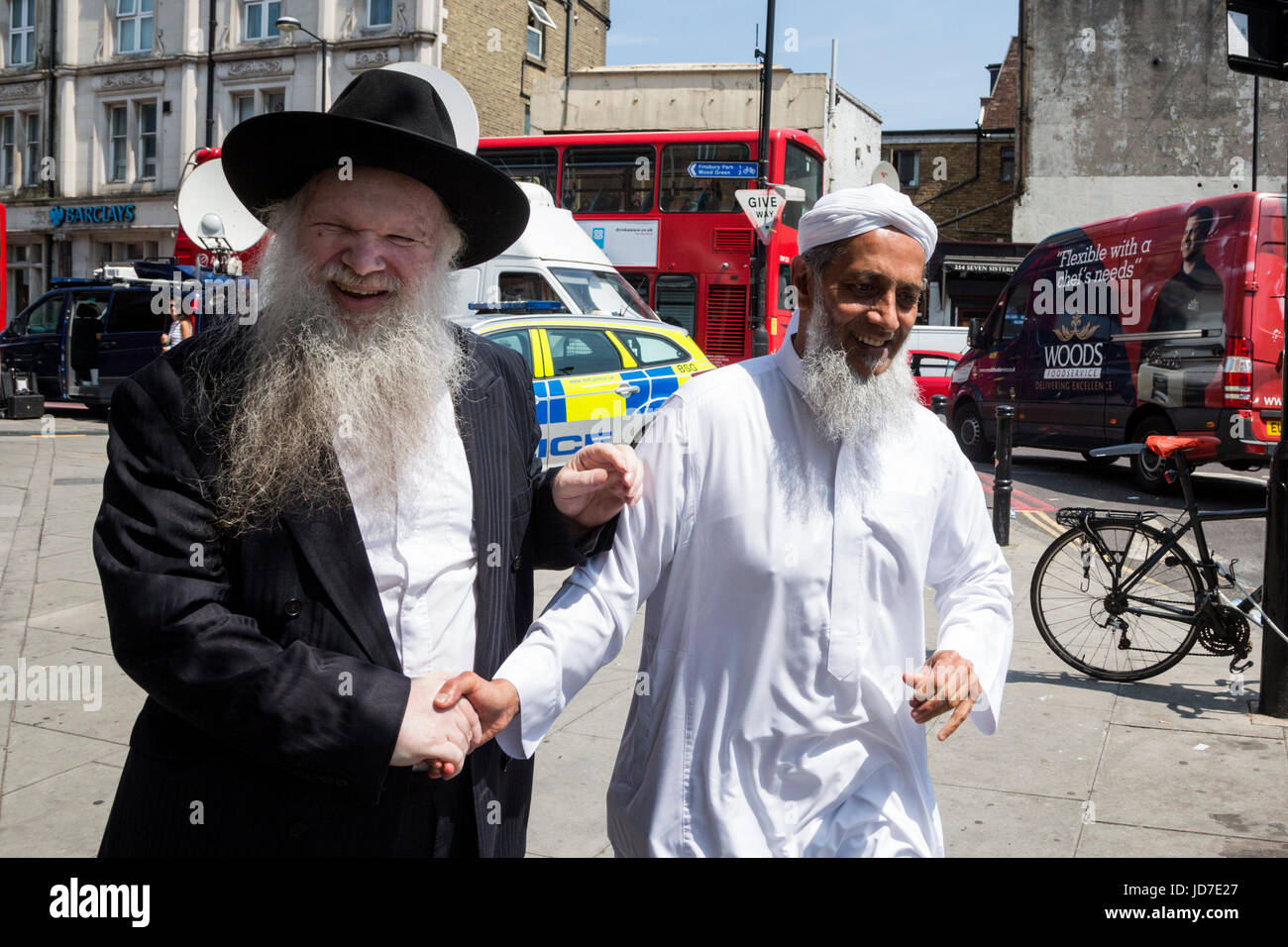 Londres, Royaume-Uni. 19 Juin, 2017. Herschel rabbin Gluck et une communauté musulmane ancien du Parc Finsbury près du site d'une attaque terroriste. Sur le site une camionnette blanche chauffeur rencontré un groupe de musulmans sur leur chemin de retour de la prière à la mosquée. Une personne a été tuée et 10 blessées. Credit : Bettina Strenske/Alamy Live News Banque D'Images