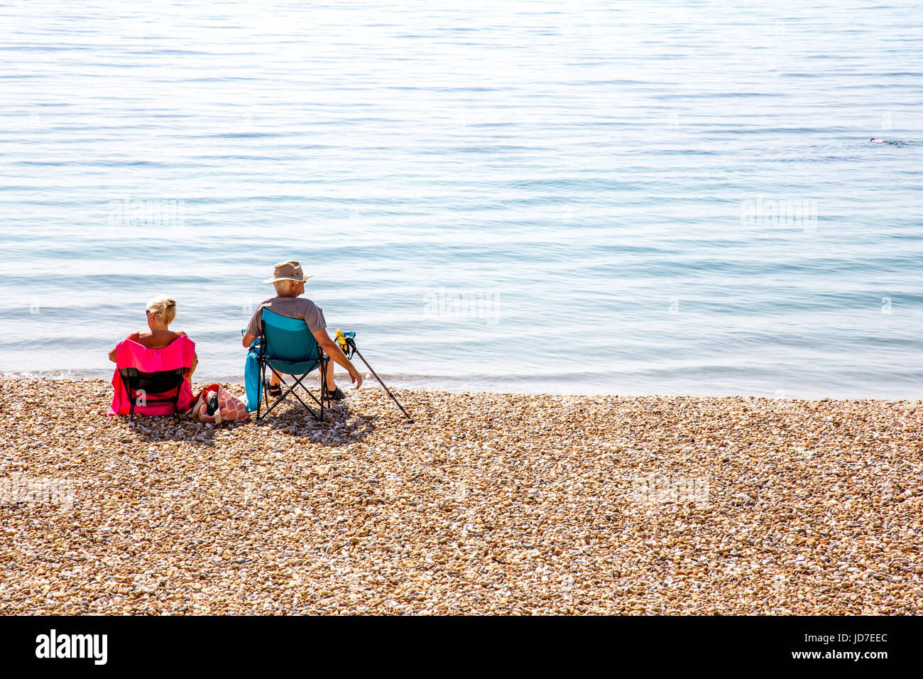 Lyme Regis, dans le Dorset, UK. 19 Juin, 2017. Les personnes bénéficiant de l'été soleil sur plage de Lyme Regis sur l'une des plus chaudes journées de juin sur dossier. Crédit : Philip Kieran/ Alamy Live News Banque D'Images