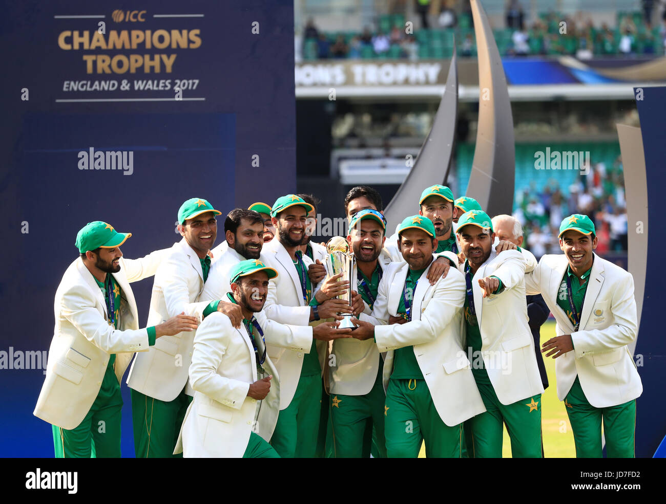 Le Pakistan soulever le trophée après avoir remporté la finale du Trophée des Champions de l'ICC à l'ovale, Londres. Banque D'Images