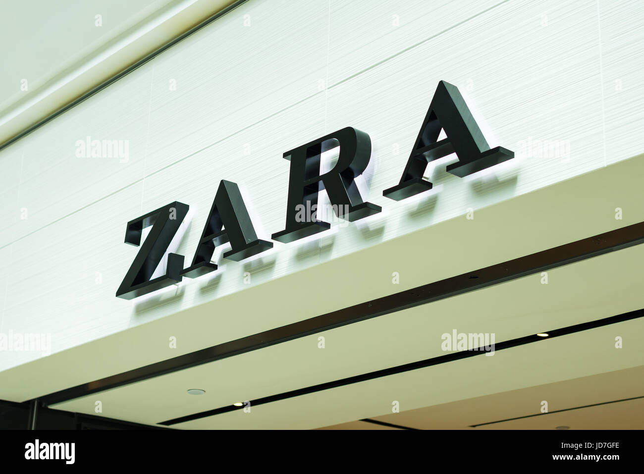 Logo de la marque Zara sur l'extérieur du bâtiment Photo Stock - Alamy