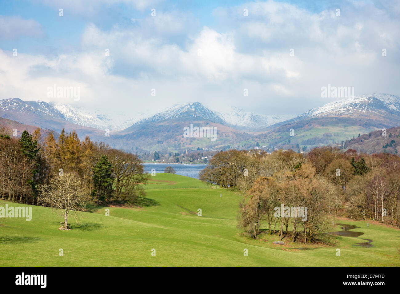 Le lac Windermere et les environs des montagnes de neige caped à partir des terrains de Wray Castle,Parc National de Lake District, Cumbria, England, UK Banque D'Images