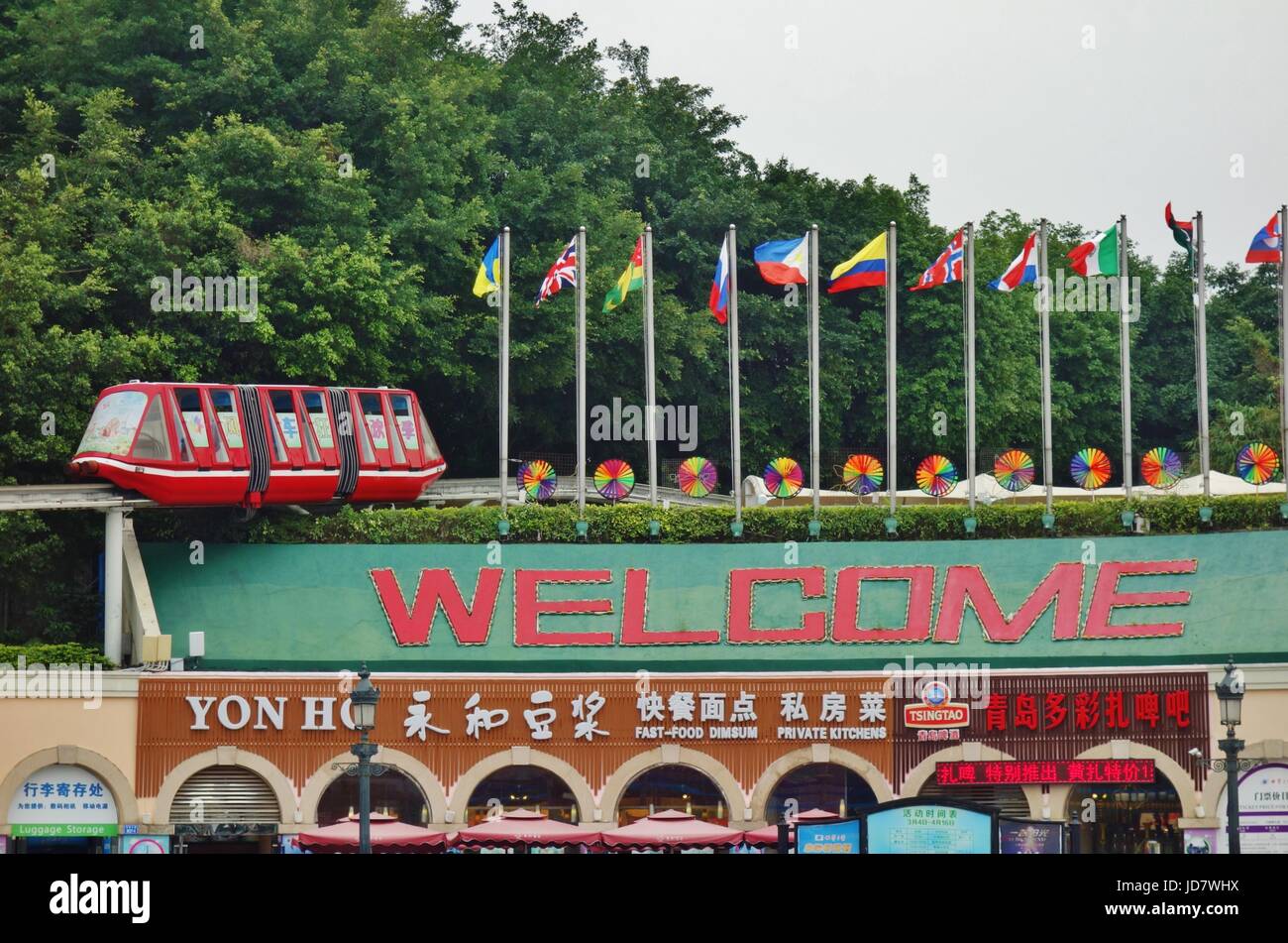 Vue de la fenêtre du monde Theme Park situé à Shenzhen, en Chine. Il comprend des reproductions de célèbres monuments du monde. Banque D'Images