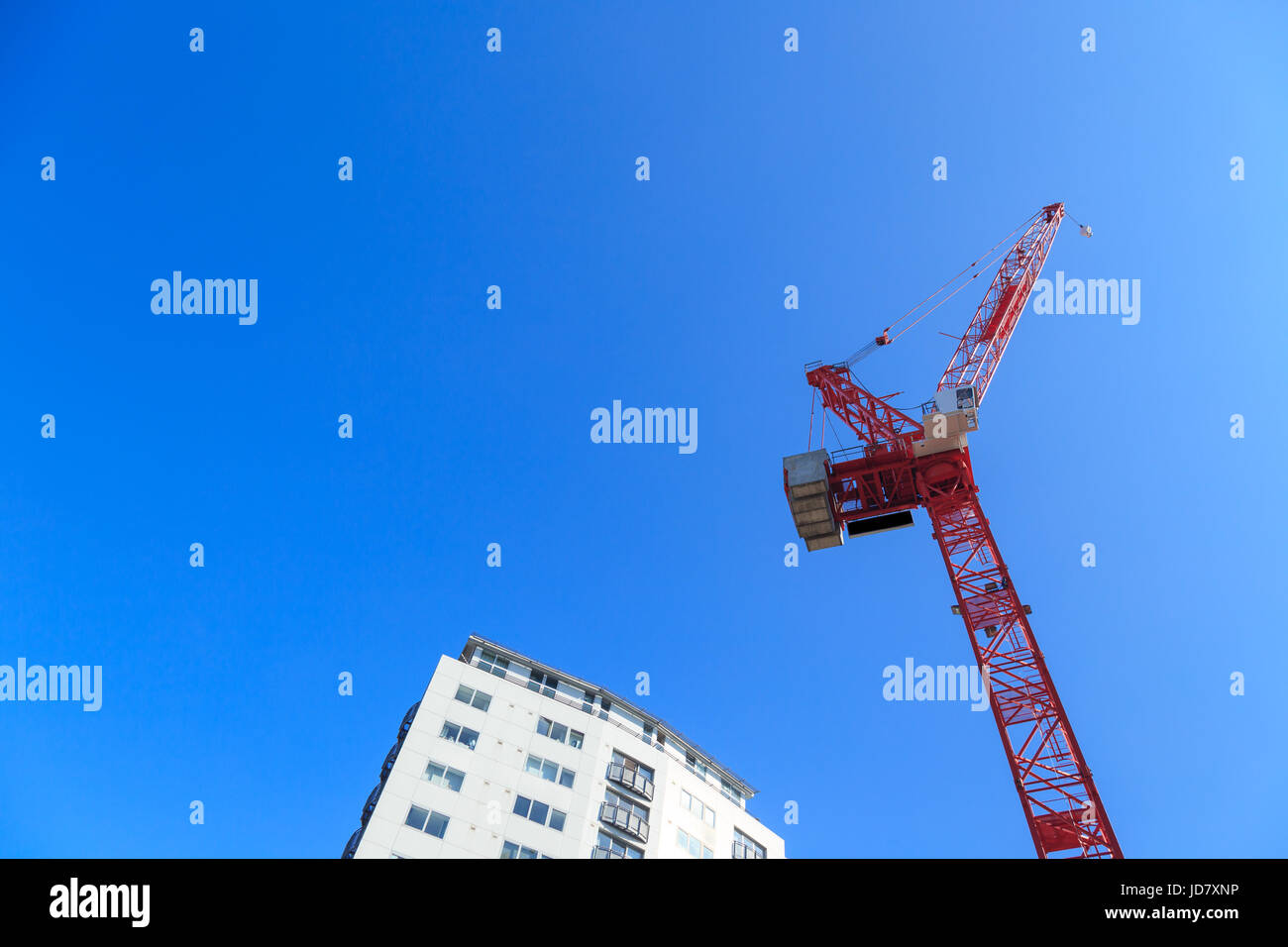 Nottingham, Angleterre - le 17 juin : construction crane, Cranbrook house Serviced Apartments, ciel bleu. à Nottingham, Angleterre. le 17 juin 2017. Banque D'Images