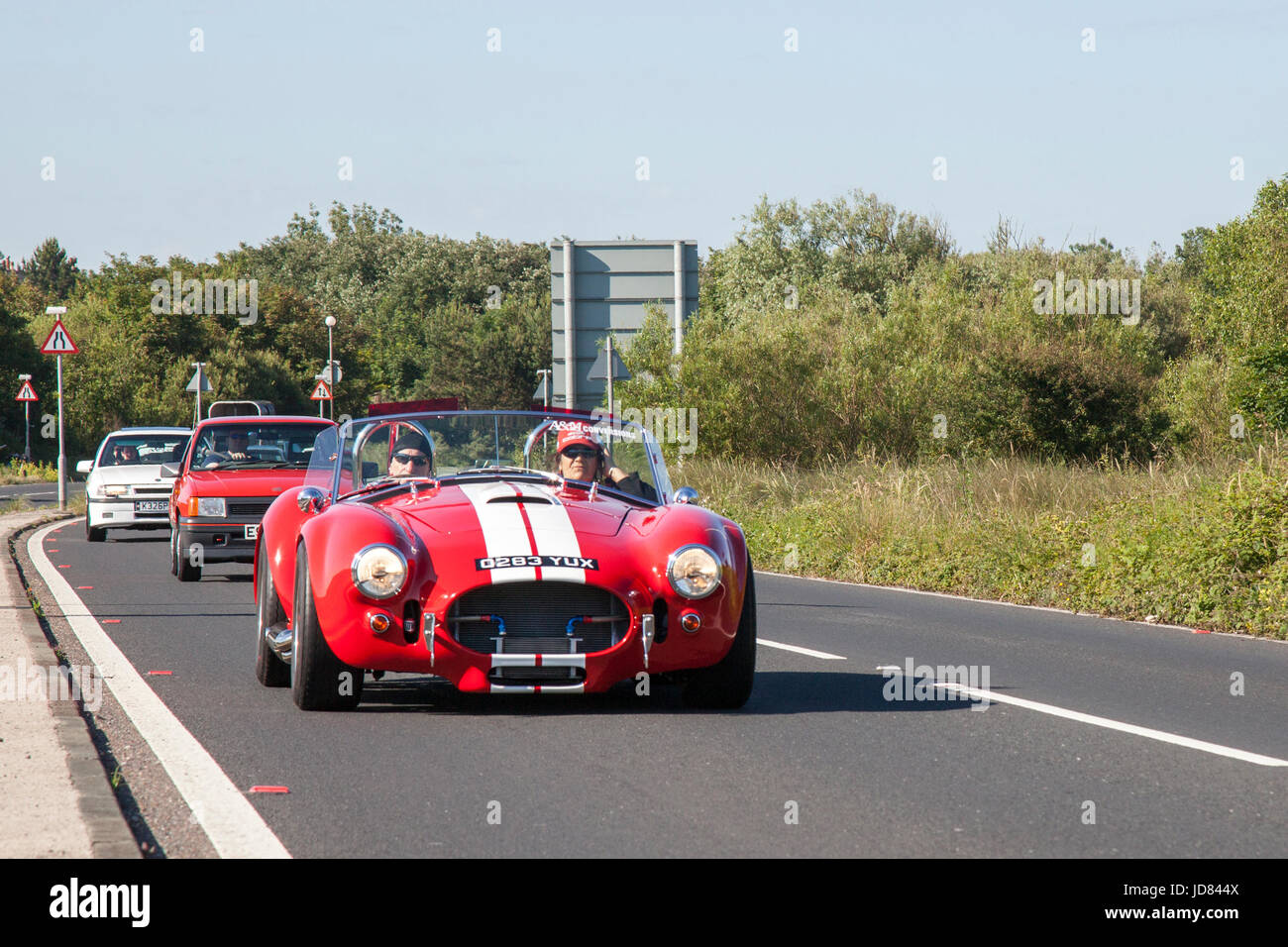 2015 V8 réplique AC DAX COBRA 427, voiture de sport britannique décapotable roadster Classic, véhicules de collection Sportscars arrivant pour le Woodvale Rally, Southport, Merseyside, Royaume-Uni. Banque D'Images