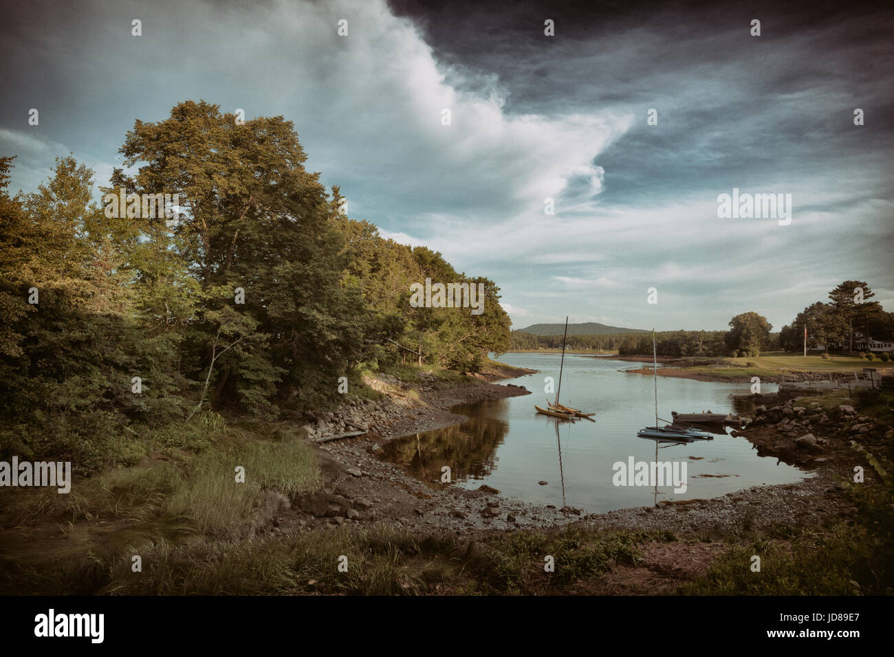 Petits voiliers ancrés dans une petite crique sur Mt. Dessert Isle dans le Maine. Banque D'Images