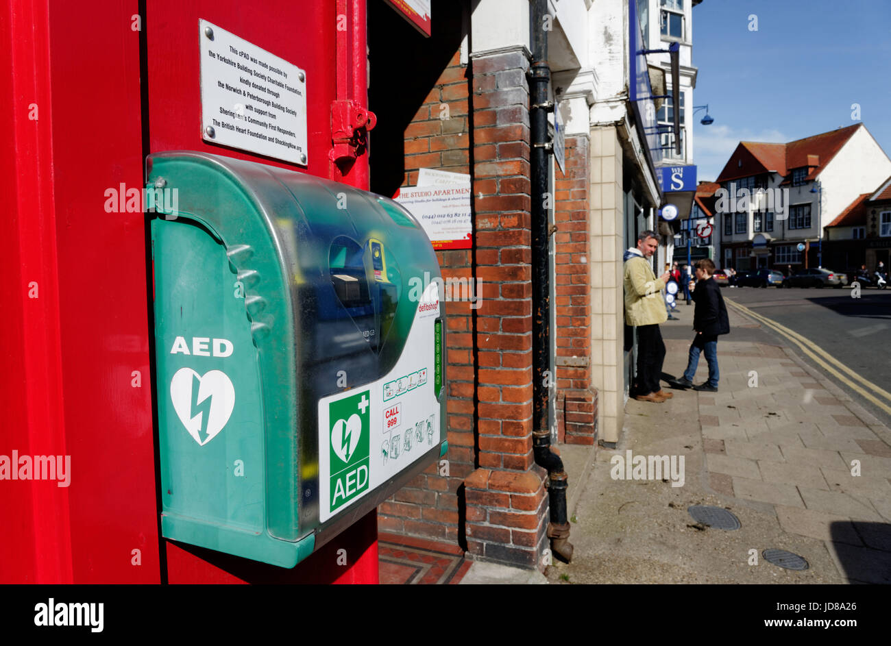 Un défibrillateur cardiaque sur un magasin mur dans Sheringham, North Norfolk, Angleterre Banque D'Images