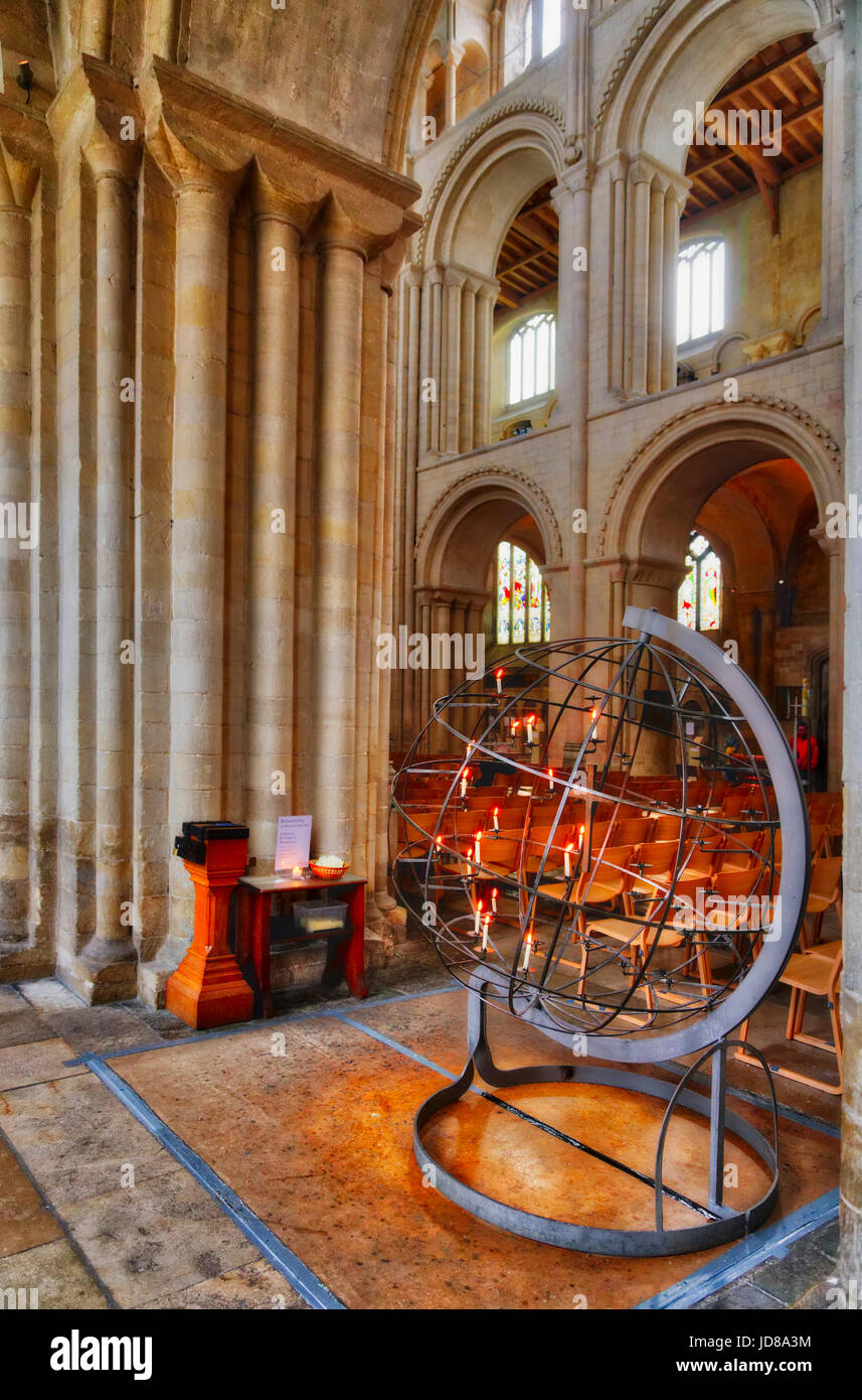 Un globe de sculpture dans la Cathédrale, Norwich, Norfolk, Angleterre Banque D'Images