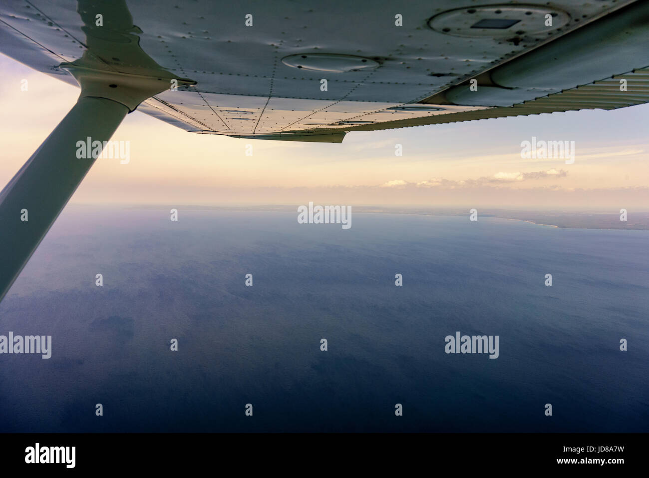 Vue du dessous de une aile d'avion à la recherche sur la mer. photo aérienne de l'ontario canada 2016 Banque D'Images