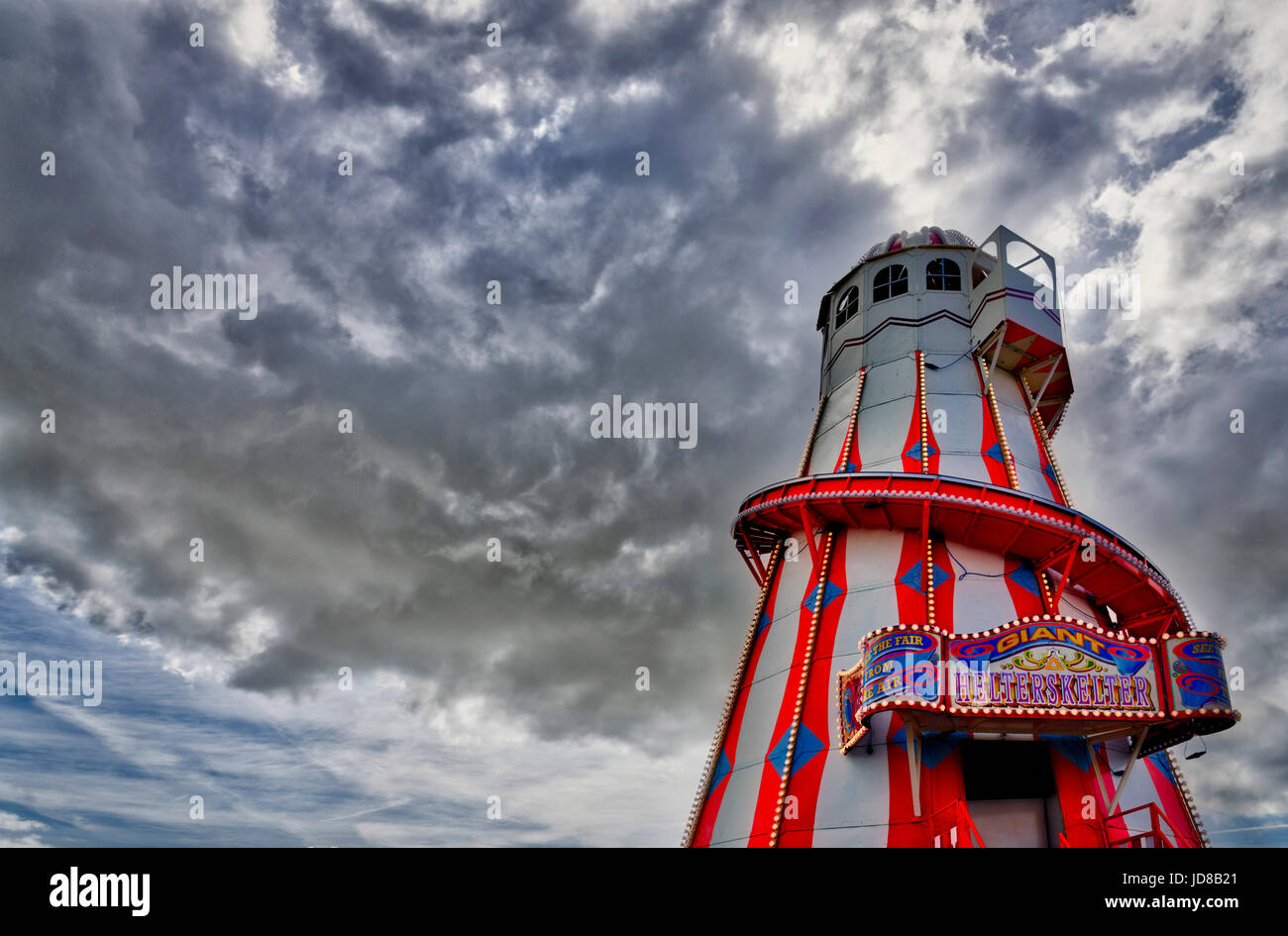 Un traditionnel Helter Skelter sur Clacton Pier dans l'Essex, Angleterre Banque D'Images