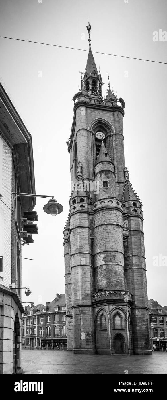 Tour en pierre traditionnel dans le centre-ville, noir et blanc, Belgique. tournai Belgique Europe Vieille ville Banque D'Images