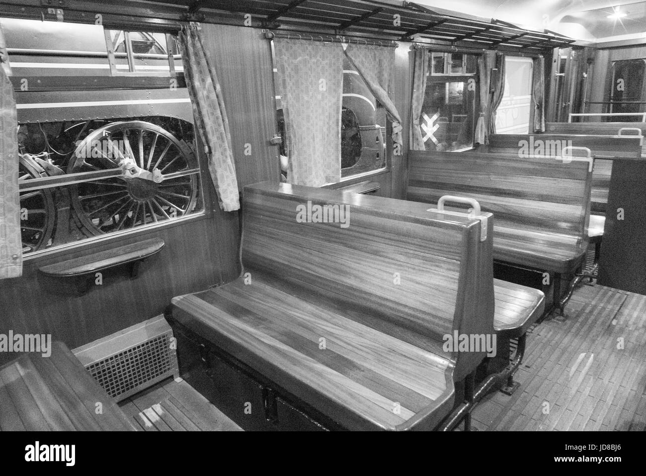 Sièges en bois brun vide dans un vieux train transport train photo couleur. Banque D'Images
