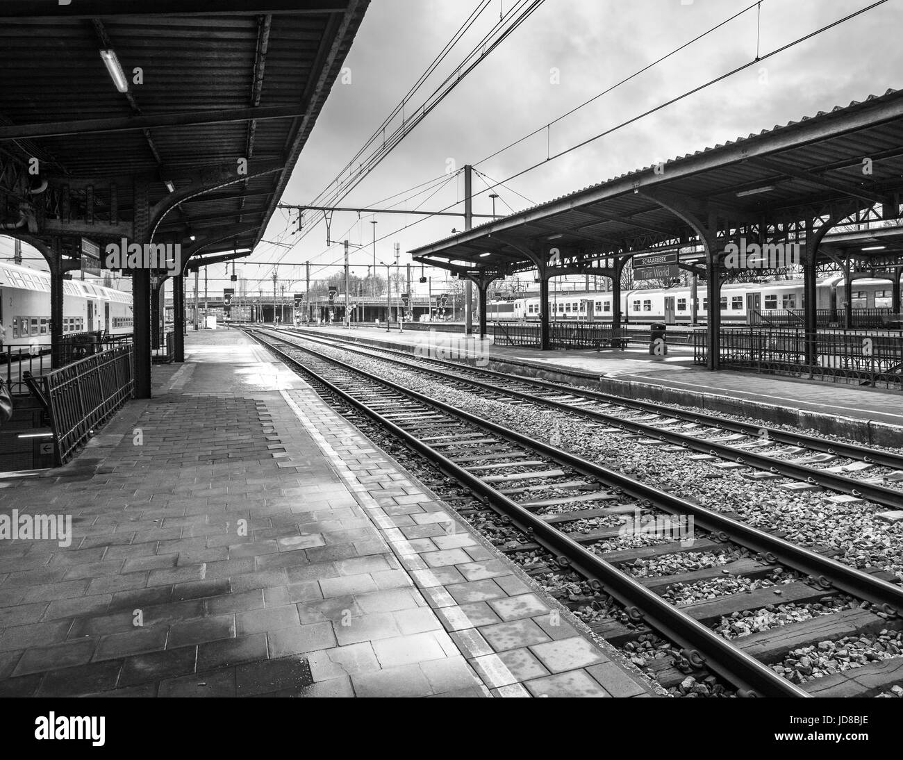 La gare vide avec la plate-forme des voies ferrées, noir et blanc, Belgique. couleur photo Transport ferroviaire Banque D'Images