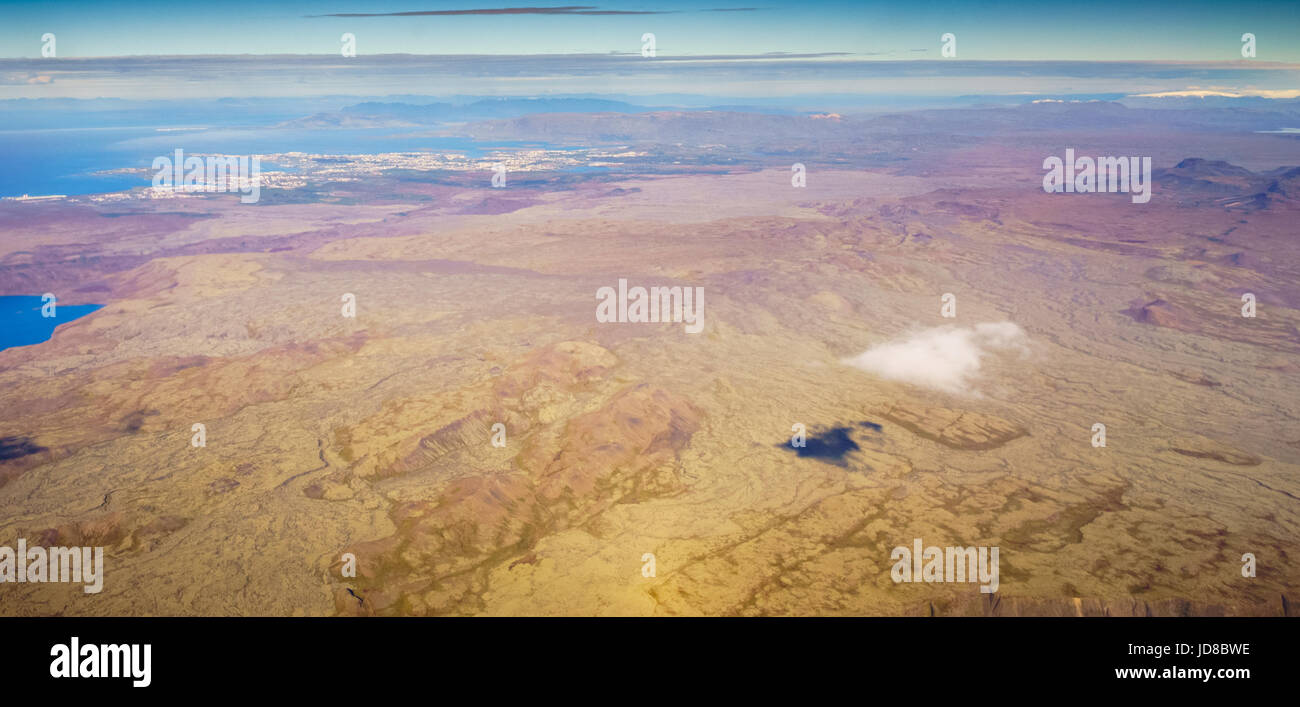 Seul nuage d'ombre sur le paysage, vue aérienne de l'Islande, l'Europe. Nature de l'Islande 2017 hiver froid Banque D'Images