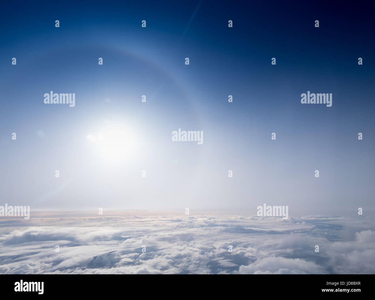 Halo solaire, soleil et ciel bleu au-dessus de nuages, l'Islande, l'Europe. Nature de l'Islande 2017 hiver froid Banque D'Images