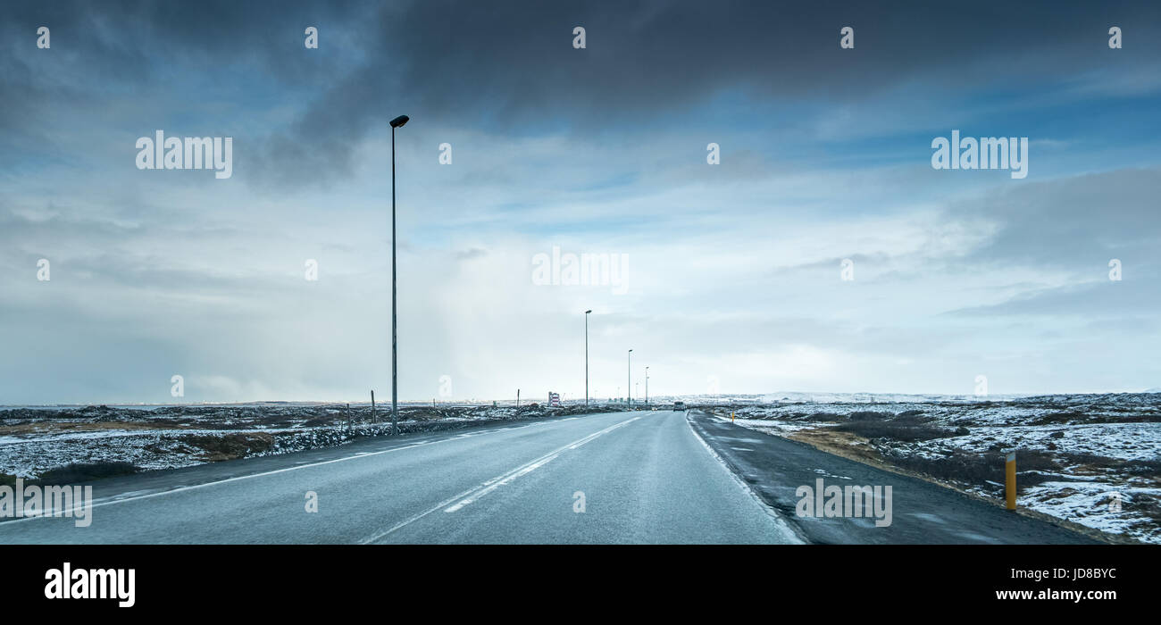 Sombre paysage enneigé, route et ciel orageux à jour, l'Islande, l'Europe. Nature de l'Islande 2017 hiver froid Banque D'Images