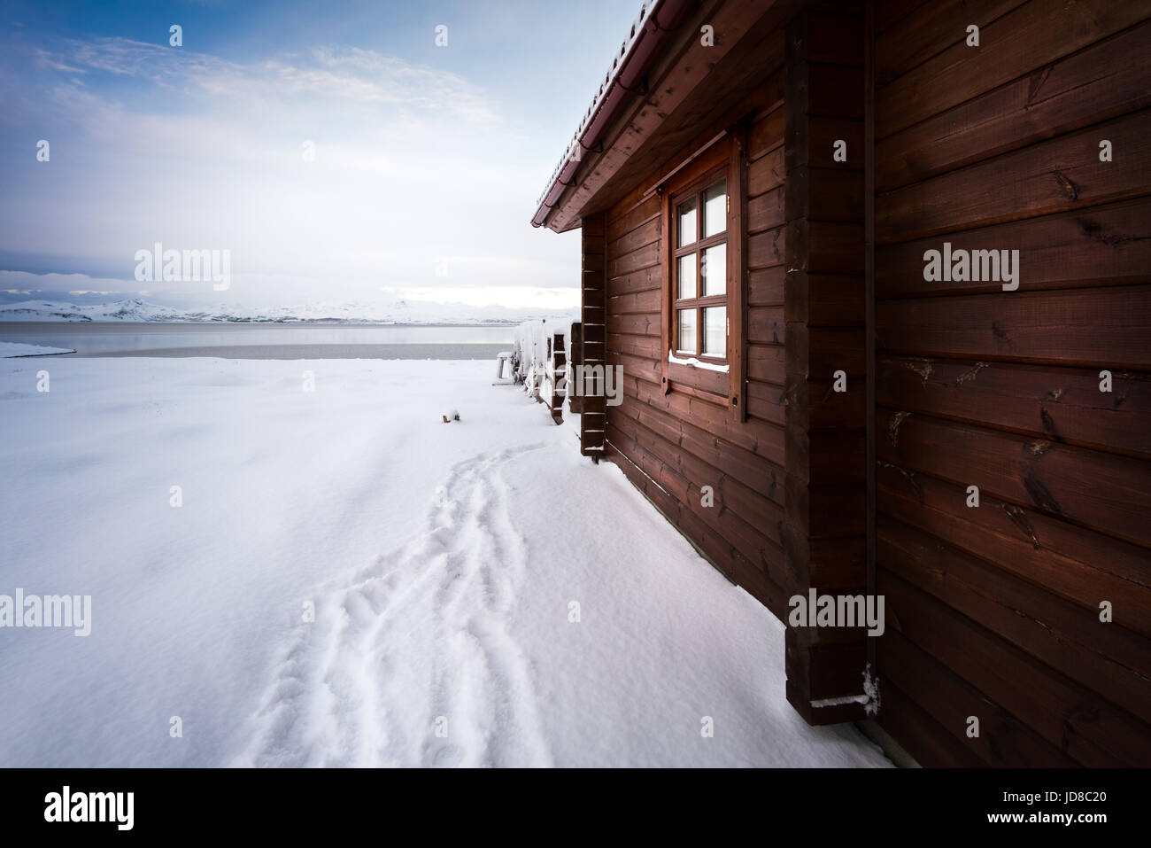 Log cabin retreat dans la neige profonde du paysage couvert, l'Islande, l'Europe. Nature de l'Islande 2017 hiver froid Banque D'Images