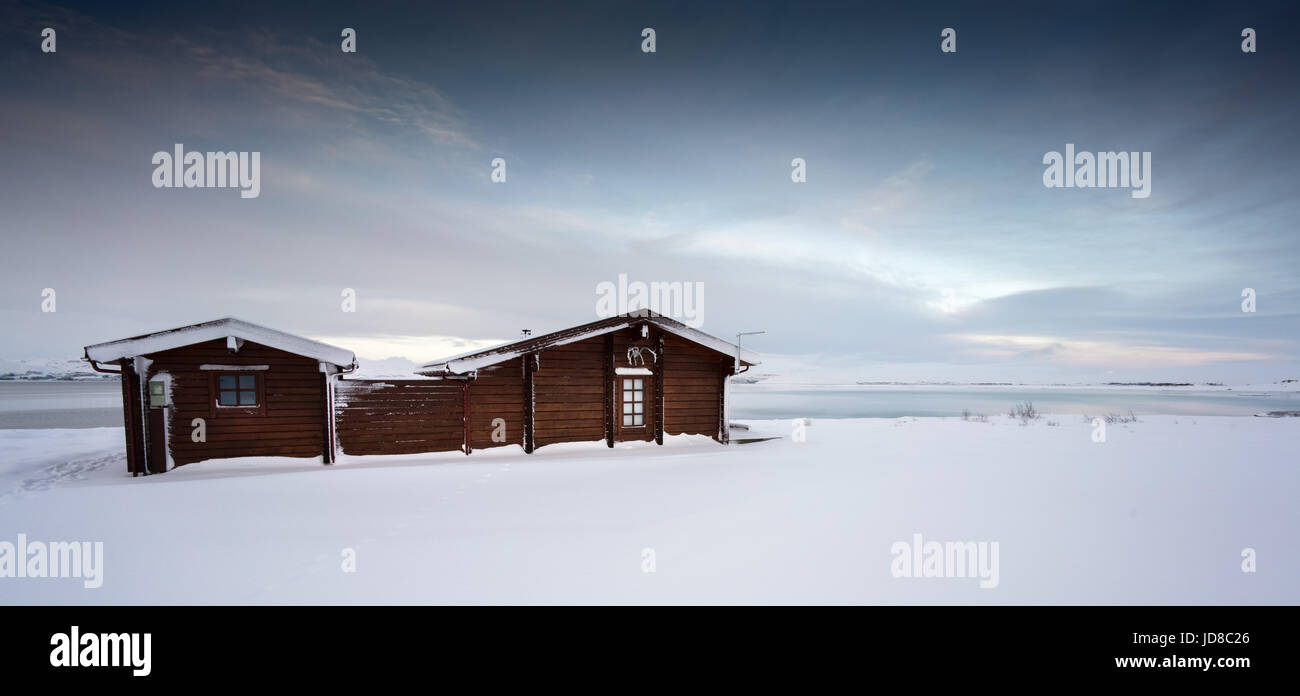 Chalet confortable retraite en paysage couvert de neige, l'Islande, l'Europe. Nature de l'Islande 2017 hiver froid Banque D'Images