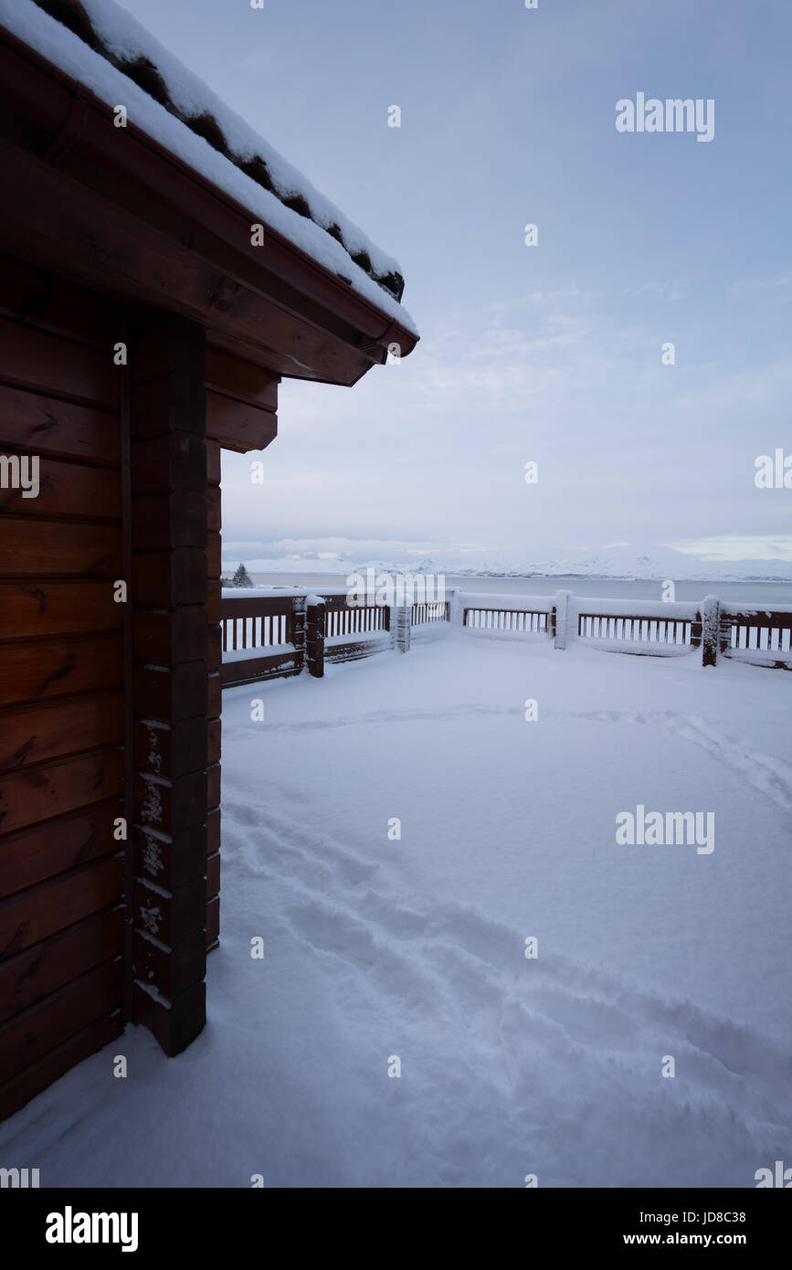 Log Cabin et clôture en paysage couvert de neige, l'Islande, l'Europe. Nature de l'Islande 2017 hiver froid Banque D'Images