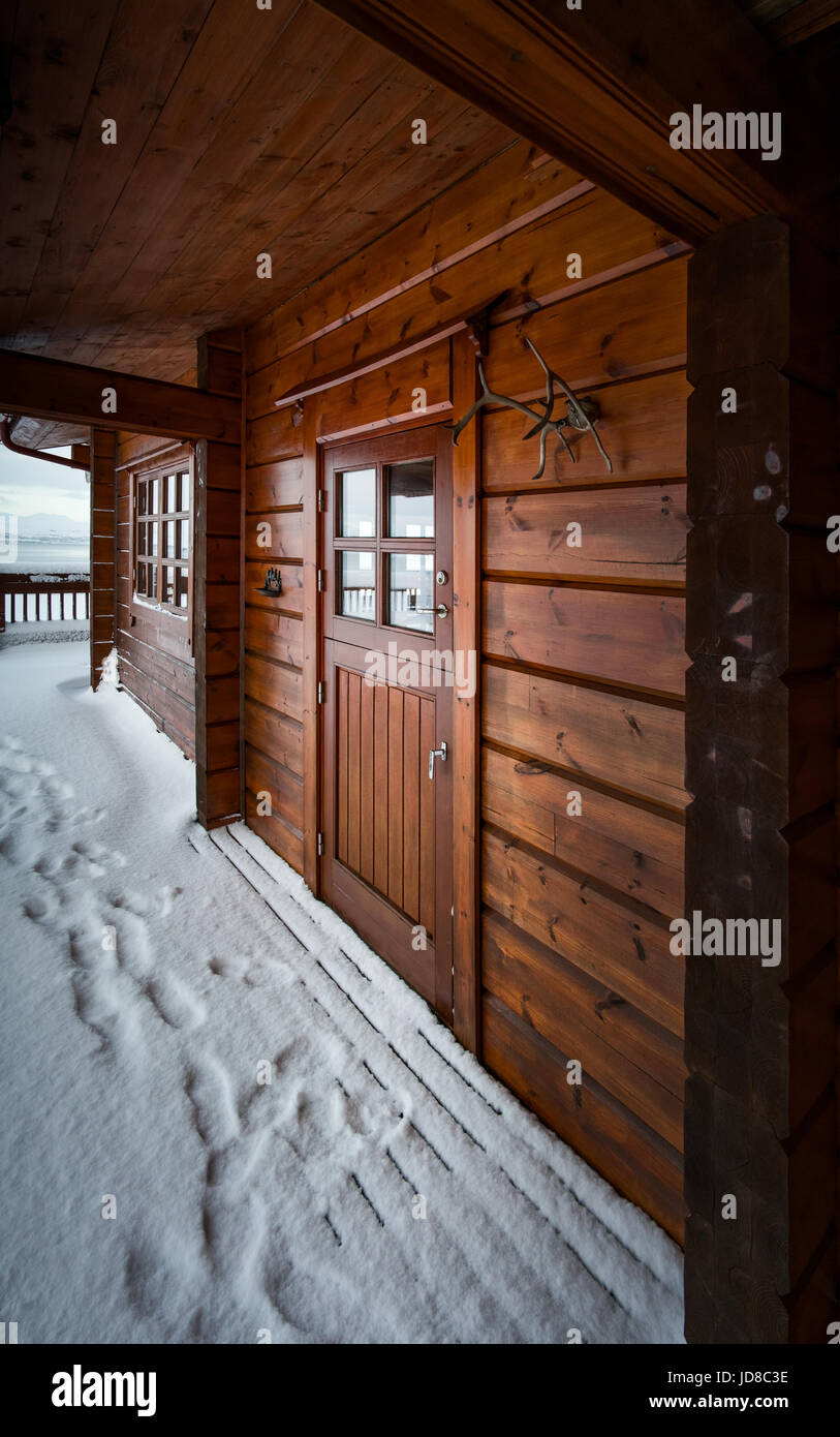 Vue verticale de log cabin porte dans la neige, l'Islande, l'Europe. Nature de l'Islande 2017 hiver froid Banque D'Images