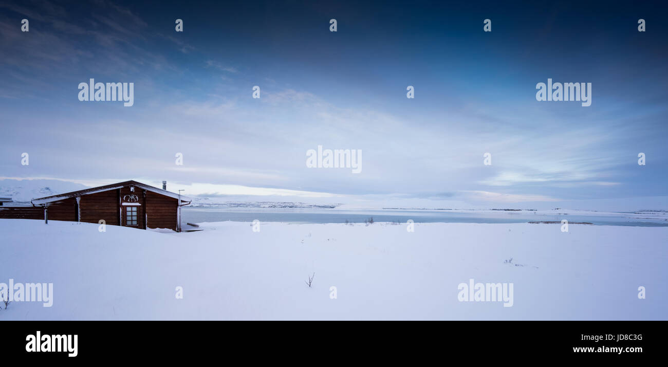 Vue éloignée sur log cabin en paysage couvert de neige, l'Islande, l'Europe. Nature de l'Islande 2017 hiver froid Banque D'Images