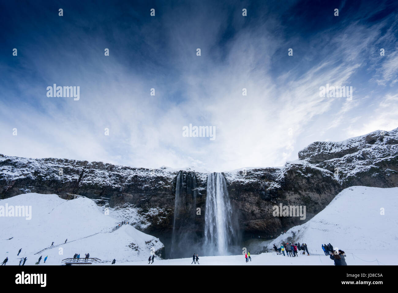 Les touristes l'affichage paysage couvert de neige et de haute chute d'eau, de l'Islande, de l'Europe. Nature de l'Islande 2017 hiver froid Banque D'Images