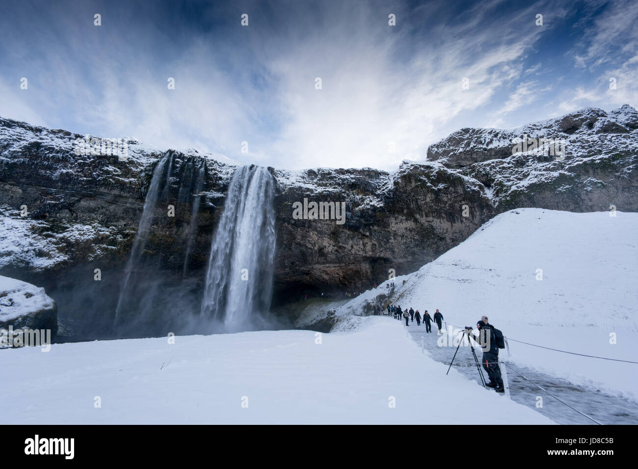 Les touristes l'affichage paysage couvert de neige et de haute chute d'eau, de l'Islande, de l'Europe. Nature de l'Islande 2017 hiver froid Banque D'Images