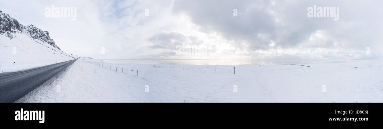Paysage couvert de neige et de la route, diminuant par jour, du point de vue de l'Islande, de l'Europe. Nature de l'Islande 2017 hiver froid Banque D'Images