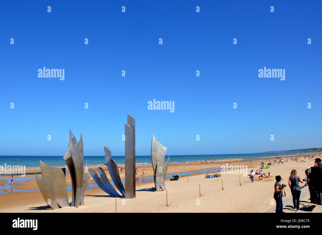 VIERVILLE-SUR-MER, FRANCE - AUG 12 : Banon Anilore's Les Braves sculpture, qui honore ceux qui sont morts à Omaha Beach, est montré à Vierville-sur-Mer, Banque D'Images