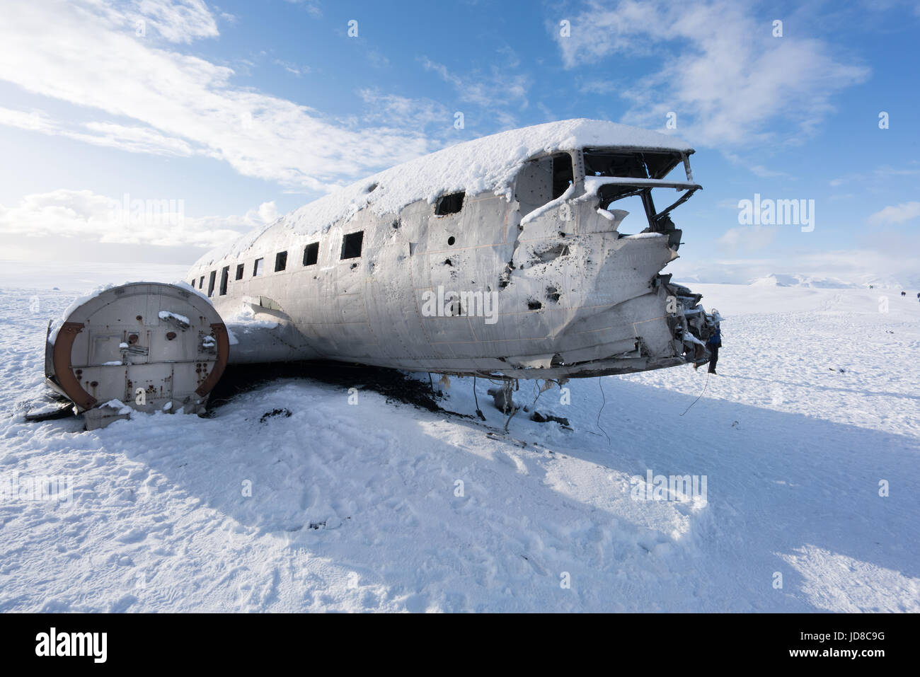 Vieille épave d'avion sur la neige paysage couvert par jour, l'Islande, l'Europe. Nature de l'Islande 2017 hiver froid Banque D'Images