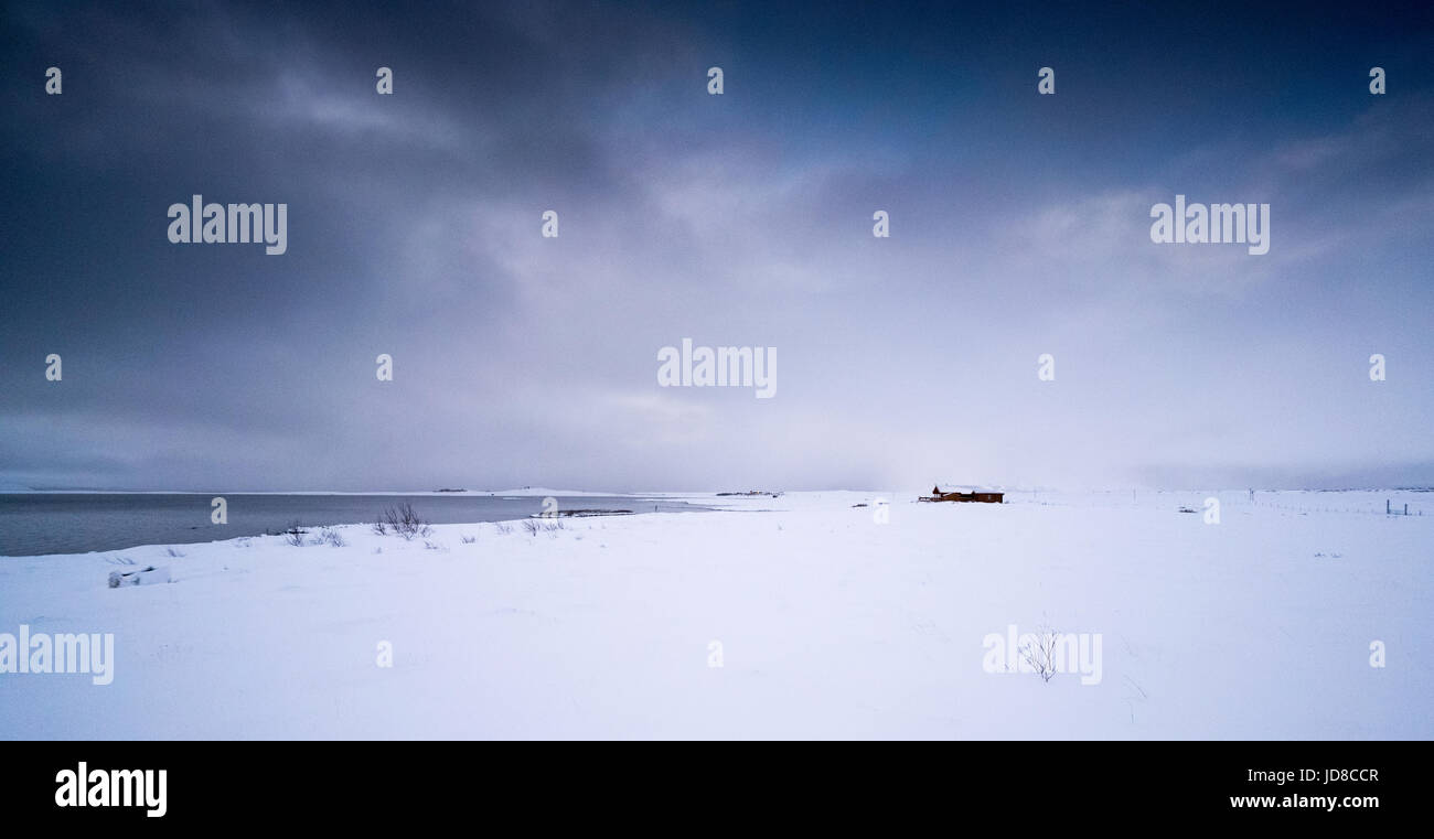 Chalet confortable dans un paysage couvert de neige, distant, l'Islande, l'Europe. Nature de l'Islande 2017 hiver froid Banque D'Images
