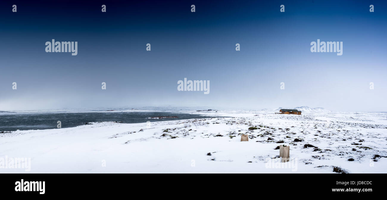 Log Cabin en paysage couvert de neige, à distance, de l'Islande, de l'Europe. Nature de l'Islande 2017 hiver froid Banque D'Images