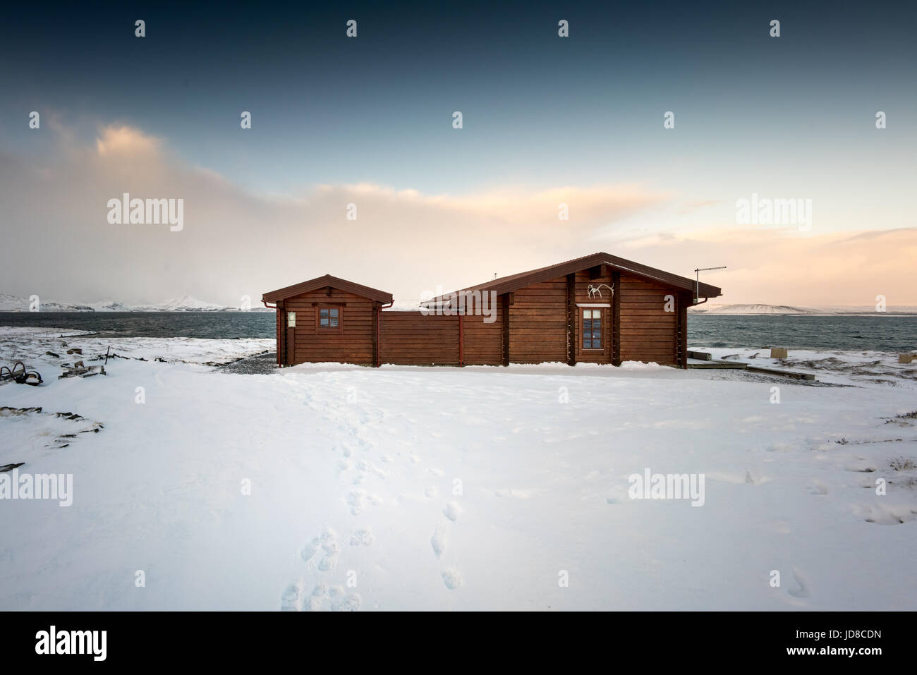 Chalet confortable retraite en paysage couvert de neige, l'Islande, l'Europe. Nature de l'Islande 2017 hiver froid Banque D'Images