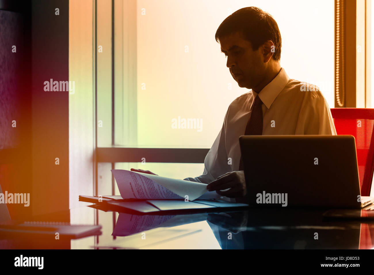 Affaires indiennes l'homme assis à son bureau en bureau gratte-ciel, image filtrée Banque D'Images