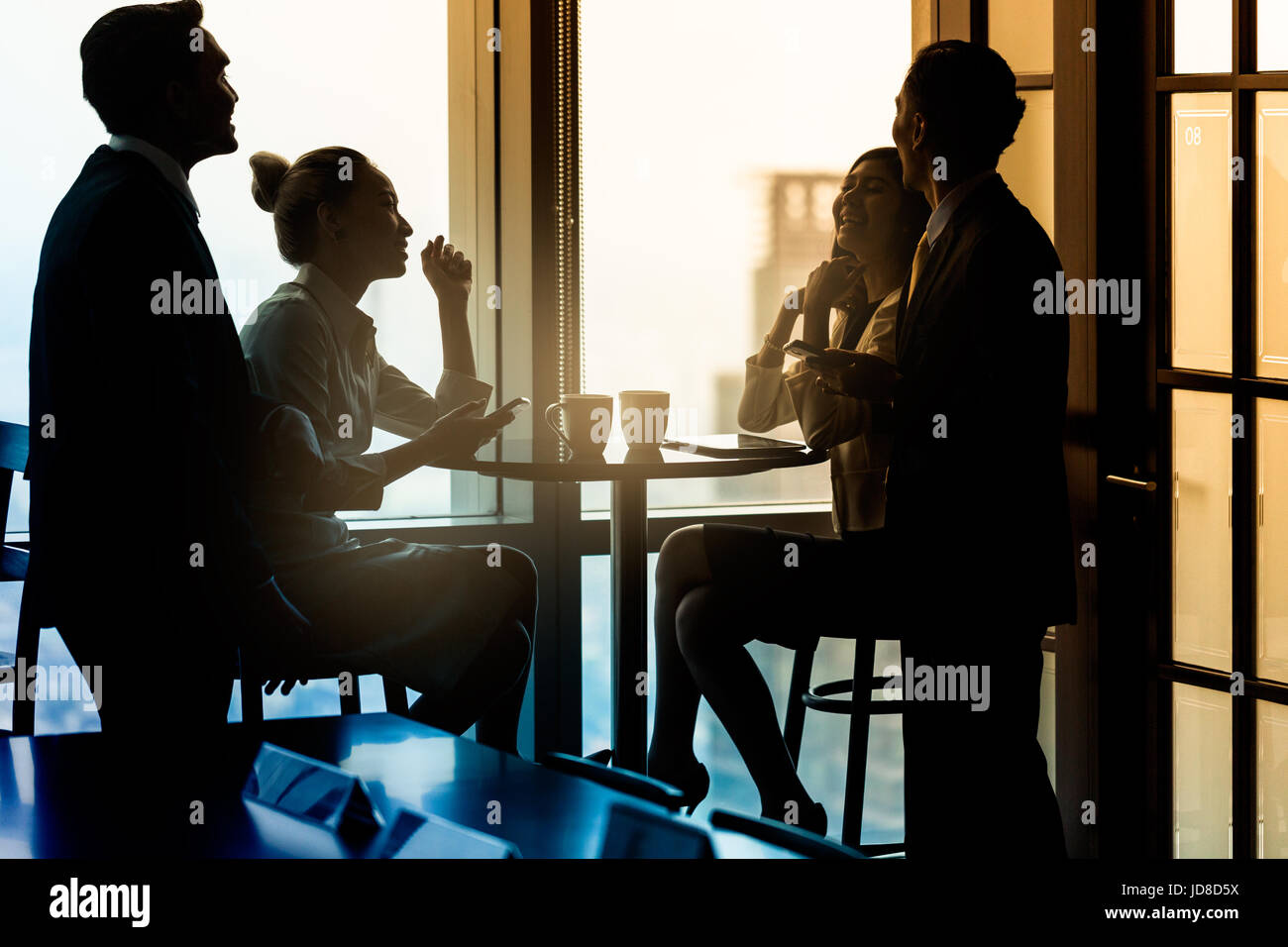 Groupe d'employés de bureau ayant la pause-café et parler d'affaires, image filtrée Banque D'Images